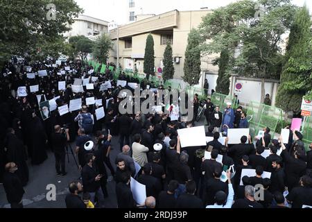 Teheran, Teheran, Iran. 21 luglio 2023. Una protesta contro la Svezia di fronte all'ambasciata svedese a Teheran, Iran, venerdì 21 luglio 2023. Migliaia di persone sono scese in piazza in una manciata di paesi a maggioranza musulmana venerdì per esprimere la loro indignazione per la profanazione di una copia del Corano in Svezia, un giorno dopo che i manifestanti hanno assalito l'ambasciata del paese in Iraq. (Immagine di credito: © Sobhan Farajvan/Pacific Press via ZUMA Press Wire) SOLO USO EDITORIALE! Non per USO commerciale! Foto Stock