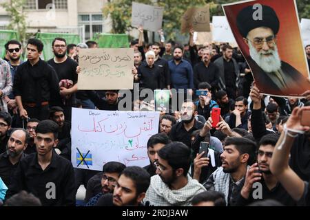 Teheran, Teheran, Iran. 21 luglio 2023. Una protesta contro la Svezia di fronte all'ambasciata svedese a Teheran, Iran, venerdì 21 luglio 2023. Migliaia di persone sono scese in piazza in una manciata di paesi a maggioranza musulmana venerdì per esprimere la loro indignazione per la profanazione di una copia del Corano in Svezia, un giorno dopo che i manifestanti hanno assalito l'ambasciata del paese in Iraq. (Immagine di credito: © Sobhan Farajvan/Pacific Press via ZUMA Press Wire) SOLO USO EDITORIALE! Non per USO commerciale! Foto Stock