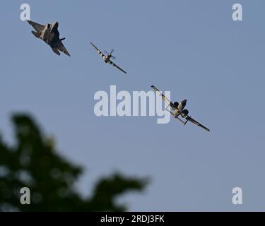 UN U.S. Air Force A-10C Thunderbolt II vola in una formazione di volo tradizionale con un F-22 Raptor e un P-51 Mustang durante il Dubuque Airshow a Dubuque, Iowa, il 3 luglio 2023. I voli Heritage vengono effettuati con gli attuali ed ex Stati Uniti Aerei dell'Aeronautica militare che rendono omaggio agli avieri, passati e presenti, per il loro servizio e la loro dedizione a garantire la sicurezza nazionale. (STATI UNITI Foto dell'aeronautica militare del sergente dello staff Nicholas Ross) Foto Stock