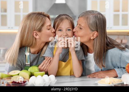 Tre generazioni. Nonna, figlia e nipote in cucina Foto Stock