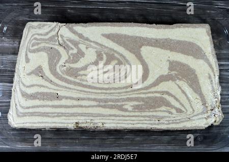 Tahini halva tradizionale con cioccolato o Halawa Tahiniya, gli ingredienti primari di questo dolce sono burro di sesamo o pasta (tahini) zucchero, gluc Foto Stock