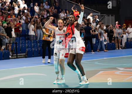 Madrid, Madrid, Spagna. 21 luglio 2023. ALICIA FLOREZ (8) e AWA FAM (a destra) celebrano la vittoria della Spagna nei quarti di finale della Coppa del mondo di pallacanestro femminile FIBA U19 Spagna 2023, al WiZink Center di Madrid, Spagna. (Immagine di credito: © Oscar Ribas Torres/ZUMA Press Wire) SOLO USO EDITORIALE! Non per USO commerciale! Foto Stock