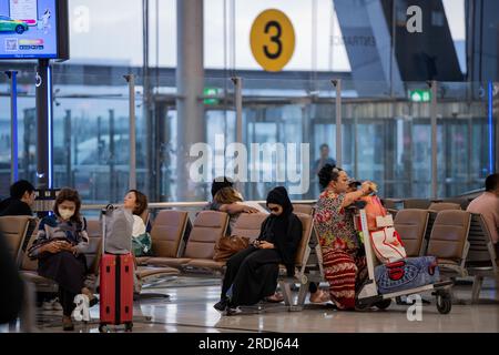 Bangkok, Thailandia. 22 luglio 2023. I passeggeri attendono nella sala partenze internazionali dell'aeroporto Suvarnabhumi di Bangkok. Viaggio internazionale all'aeroporto Suvarnabhumi (BKK) a Bangkok, Thiland il 22 luglio 2023. Crediti: Matt Hunt/Neato/Alamy Live News Foto Stock