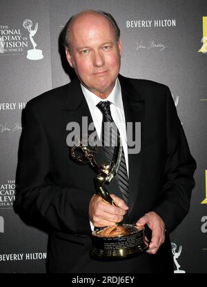 Beverly Hills, USA. 21 luglio 2023. Bill Geddie, produttore televisivo noto per aver co-creato "The View", è morto per un numero coronarico all'età di 68 anni il 20 luglio 2023 a Rancho Mirage, California. Bill Geddie 38th Annual Daytime Emmy Awards - sala stampa. Tenuto al Beverly Hilton Hotel il 23 giugno 2012. Steven Bergman/AFF-USA.COM crediti: AFF/Alamy Live News Foto Stock