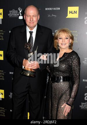 Beverly Hills, USA. 21 luglio 2023. Bill Geddie, produttore televisivo noto per aver co-creato "The View", è morto per un numero coronarico all'età di 68 anni il 20 luglio 2023 a Rancho Mirage, California. Bill Geddie e Barbara Walters 38th Daytime Emmy Awards - sala stampa. Tenuto al Beverly Hilton Hotel il 23 giugno 2012. Steven Bergman/AFF-USA.COM crediti: AFF/Alamy Live News Foto Stock