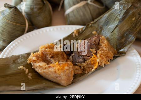 Gnocchi di riso cinese Zongzi per il tradizionale festival della barca del drago. Foto Stock