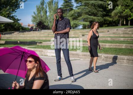 Madrid, Spagna. 21 luglio 2023. Serigne Mbayé, deputato dell'Assemblea di Madrid per il partito politico Unidas Podemos (centro), parla al telefono prima dell'inizio dell'atto politico per chiudere la campagna elettorale del partito Sumar per le elezioni generali in Spagna. Le elezioni generali per la Presidenza spagnola si svolgeranno il 23 luglio 2023. Credito: SOPA Images Limited/Alamy Live News Foto Stock