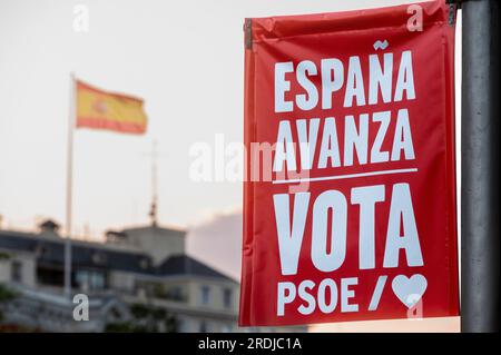 Madrid, Spagna. 22 luglio 2023. Uno striscione del Partito Socialista Operaio spagnolo (PSOE) ricorda al pubblico di votare alle prossime elezioni generali spagnole, in quanto una bandiera spagnola è vista sullo sfondo. Credito: SOPA Images Limited/Alamy Live News Foto Stock