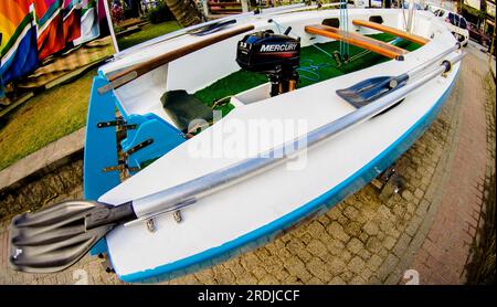 Ilhabela, Brasile. 20 luglio 2023. Gli stand della 50a Ilhabela International Sailing Week già allestiti al Race Village di Vila, a Ilhabela, SP, questo giovedì, 20 luglio. L'apertura ufficiale della settimana si svolge sabato 21, alle ore 19, presso il Race Village. Crediti: Márcio Pannunzio/FotoArena/Alamy Live News Foto Stock