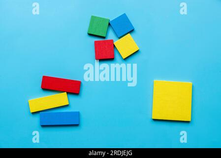 Concetto di categoria. La forma diversa del blocco geometrico in legno colorato viene riorganizzata nella sua categoria. Foto Stock