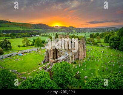 23 maggio 2023 Meteo, Stand Alone, Abbazia di Melrose, Scottish Borders, Scozia. Il sole sorge in lontananza sopra l'Abbazia di Melrose, nella Scottish Bor Foto Stock