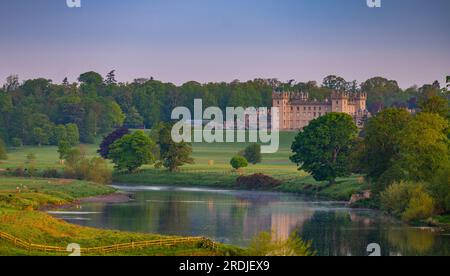 19 maggio 2023 Meteo, Kelso, Scottish Borders, Scozia. Una vista mattutina mentre il sole tramonta sul Floors Castle, che si trova sopra il fiume Tweed Foto Stock