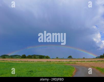 Paesaggio arcobaleno nei pressi di Maulbronn, Baden-Wuerttemberg, Germania Foto Stock