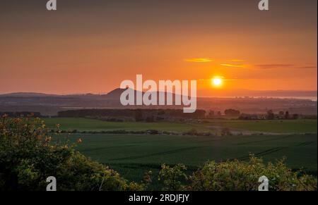 25 maggio 2023 Meteo, tramonto su Edimburgo, Scotland Fordel, Dalkeith, Midlothian, Scozia. Alla fine di una bella giornata estiva in Scozia, Foto Stock