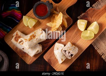 Burritos. La tortilla di farina di frumento confezionata può essere ripiena con vari ingredienti, come uova strapazzate o carne macinata, fagioli e verdure, molto pop Foto Stock