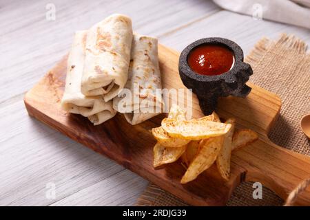 Burritos. La tortilla di farina di frumento confezionata può essere ripiena con vari ingredienti, come uova strapazzate o carne macinata, fagioli e verdure, molto pop Foto Stock