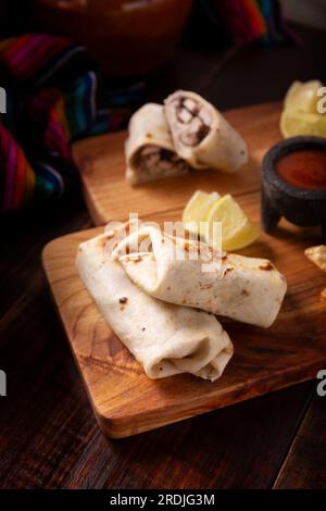 Burrito. La tortilla di farina di grano confezionata può essere ripiena con vari ingredienti, come uova strapazzate o carne macinata, fagioli e verdure, un popu molto popolare Foto Stock