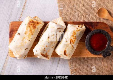 Burritos. La tortilla di farina di frumento confezionata può essere ripiena con vari ingredienti, come uova strapazzate o carne macinata, fagioli e verdure, molto pop Foto Stock