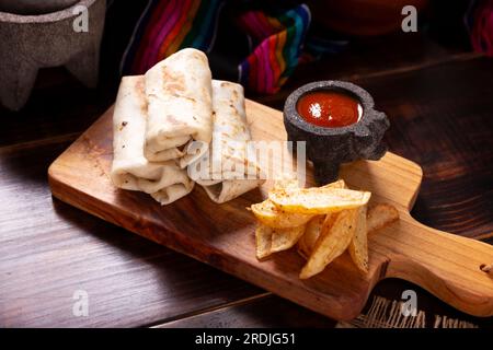 Burritos. La tortilla di farina di frumento confezionata può essere ripiena con vari ingredienti, come uova strapazzate o carne macinata, fagioli e verdure, molto pop Foto Stock