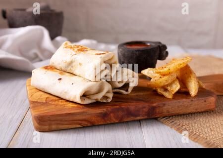 Burritos. La tortilla di farina di frumento confezionata può essere ripiena con vari ingredienti, come uova strapazzate o carne macinata, fagioli e verdure, molto pop Foto Stock