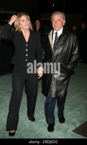 Tony Bennett e la moglie Susan Crow partecipano al lancio della Blue Book Collection del 2007 presso Tiffany & Co. Negozio a New York il 23 ottobre 2006. Crediti fotografici: Henry McGee/MediaPunch Foto Stock