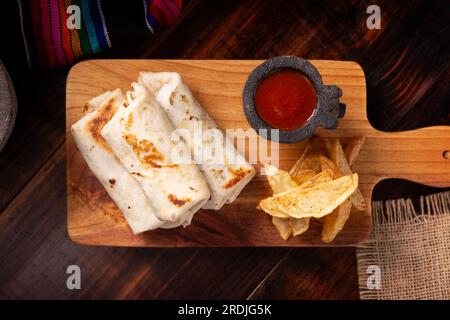 Burritos. La tortilla di farina di frumento confezionata può essere ripiena con vari ingredienti, come uova strapazzate o carne macinata, fagioli e verdure, molto pop Foto Stock