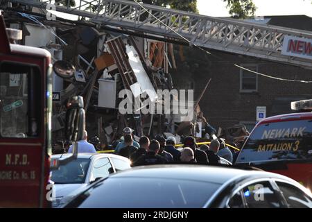 Newark, Stati Uniti. 21 luglio 2023. Servizi di emergenza sulla scena del crollo dell'edificio. Le autorità rispondono al crollo di un edificio vicino al blocco a cifra singola di Pine Street nello Steven Crane Housing Development. La causa di ciò che ha fatto crollare l'edificio è stata determinata. Ci sono state ferite dalla struttura crollata. I testimoni hanno anche detto di aver sentito un'esplosione. Il collasso è avvenuto intorno alle 18:05 PM venerdì pomeriggio. (Foto di Kyle Mazza/SOPA Images/Sipa USA) credito: SIPA USA/Alamy Live News Foto Stock