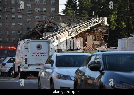 Newark, Stati Uniti. 21 luglio 2023. Servizi di emergenza sulla scena del crollo dell'edificio. Le autorità rispondono al crollo di un edificio vicino al blocco a cifra singola di Pine Street nello Steven Crane Housing Development. La causa di ciò che ha fatto crollare l'edificio è stata determinata. Ci sono state ferite dalla struttura crollata. I testimoni hanno anche detto di aver sentito un'esplosione. Il collasso è avvenuto intorno alle 18:05 PM venerdì pomeriggio. Credito: SOPA Images Limited/Alamy Live News Foto Stock