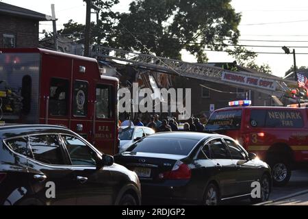 Newark, Stati Uniti. 21 luglio 2023. Servizi di emergenza sulla scena del crollo dell'edificio. Le autorità rispondono al crollo di un edificio vicino al blocco a cifra singola di Pine Street nello Steven Crane Housing Development. La causa di ciò che ha fatto crollare l'edificio è stata determinata. Ci sono state ferite dalla struttura crollata. I testimoni hanno anche detto di aver sentito un'esplosione. Il collasso è avvenuto intorno alle 18:05 PM venerdì pomeriggio. (Foto di Kyle Mazza/SOPA Images/Sipa USA) credito: SIPA USA/Alamy Live News Foto Stock