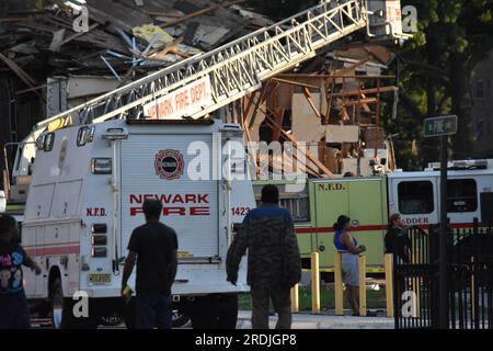 Newark, Stati Uniti. 21 luglio 2023. Servizi di emergenza sulla scena del crollo dell'edificio. Le autorità rispondono al crollo di un edificio vicino al blocco a cifra singola di Pine Street nello Steven Crane Housing Development. La causa di ciò che ha fatto crollare l'edificio è stata determinata. Ci sono state ferite dalla struttura crollata. I testimoni hanno anche detto di aver sentito un'esplosione. Il collasso è avvenuto intorno alle 18:05 PM venerdì pomeriggio. (Foto di Kyle Mazza/SOPA Images/Sipa USA) credito: SIPA USA/Alamy Live News Foto Stock