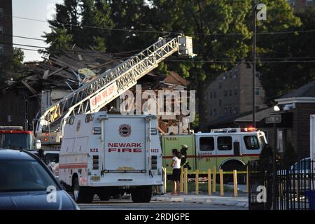 Newark, Stati Uniti. 21 luglio 2023. Servizi di emergenza sulla scena del crollo dell'edificio. Le autorità rispondono al crollo di un edificio vicino al blocco a cifra singola di Pine Street nello Steven Crane Housing Development. La causa di ciò che ha fatto crollare l'edificio è stata determinata. Ci sono state ferite dalla struttura crollata. I testimoni hanno anche detto di aver sentito un'esplosione. Il collasso è avvenuto intorno alle 18:05 PM venerdì pomeriggio. (Foto di Kyle Mazza/SOPA Images/Sipa USA) credito: SIPA USA/Alamy Live News Foto Stock