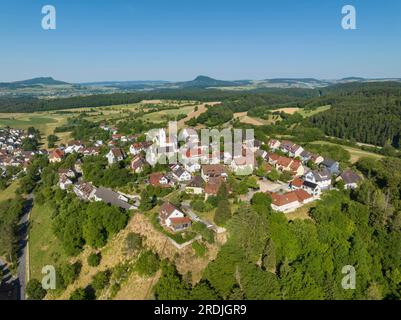 Vista aerea della città di Aach im Hegau, distretto di Costanza, Baden-Wuerttemberg, Germania Foto Stock
