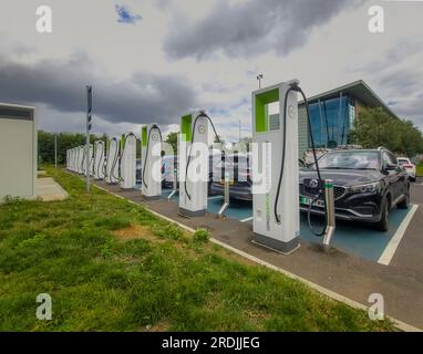 Wetherby, Regno Unito. 21 luglio 2023. Wetherby Services, autostrada A1, Yorkshire, Inghilterra, Regno Unito. Business, News, Energy GRIDSERVE High Power Electric Super Hub. Punti di ricarica per veicoli elettrici GRIDSERVE presso Wetherby Services, AM, Yorkshire, Inghilterra. Foto: phil wilkinson/Alamy Live News Foto Stock