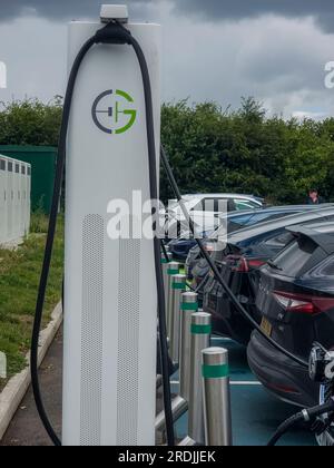 Wetherby, Regno Unito. 21 luglio 2023. Wetherby Services, autostrada A1, Yorkshire, Inghilterra, Regno Unito. Business, News, Energy GRIDSERVE High Power Electric Super Hub. Punti di ricarica per veicoli elettrici GRIDSERVE presso Wetherby Services, AM, Yorkshire, Inghilterra. Foto: phil wilkinson/Alamy Live News Foto Stock