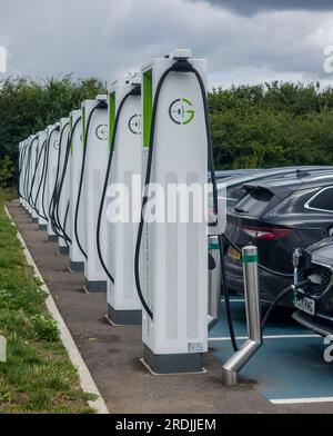 Wetherby, Regno Unito. 21 luglio 2023. Wetherby Services, autostrada A1, Yorkshire, Inghilterra, Regno Unito. Business, News, Energy GRIDSERVE High Power Electric Super Hub. Punti di ricarica per veicoli elettrici GRIDSERVE presso Wetherby Services, AM, Yorkshire, Inghilterra. Foto: phil wilkinson/Alamy Live News Foto Stock