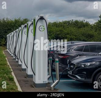 Wetherby, Regno Unito. 21 luglio 2023. Wetherby Services, autostrada A1, Yorkshire, Inghilterra, Regno Unito. Business, News, Energy GRIDSERVE High Power Electric Super Hub. Punti di ricarica per veicoli elettrici GRIDSERVE presso Wetherby Services, AM, Yorkshire, Inghilterra. Foto: phil wilkinson/Alamy Live News Foto Stock