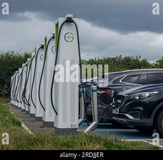 Wetherby, Regno Unito. 21 luglio 2023. Wetherby Services, autostrada A1, Yorkshire, Inghilterra, Regno Unito. Business, News, Energy GRIDSERVE High Power Electric Super Hub. Punti di ricarica per veicoli elettrici GRIDSERVE presso Wetherby Services, AM, Yorkshire, Inghilterra. Foto: phil wilkinson/Alamy Live News Foto Stock