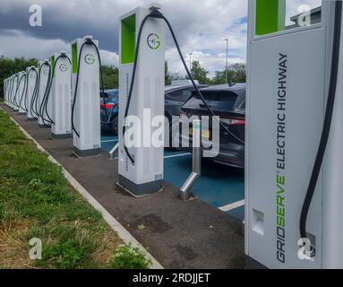 Wetherby, Regno Unito. 21 luglio 2023. Wetherby Services, autostrada A1, Yorkshire, Inghilterra, Regno Unito. Business, News, Energy GRIDSERVE High Power Electric Super Hub. Punti di ricarica per veicoli elettrici GRIDSERVE presso Wetherby Services, AM, Yorkshire, Inghilterra. Foto: phil wilkinson/Alamy Live News Foto Stock