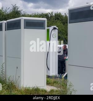 Wetherby, Regno Unito. 21 luglio 2023. Wetherby Services, autostrada A1, Yorkshire, Inghilterra, Regno Unito. Business, News, Energy GRIDSERVE High Power Electric Super Hub. Punti di ricarica per veicoli elettrici GRIDSERVE presso Wetherby Services, AM, Yorkshire, Inghilterra. Foto: phil wilkinson/Alamy Live News Foto Stock
