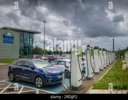 Wetherby, Regno Unito. 21 luglio 2023. Wetherby Services, autostrada A1, Yorkshire, Inghilterra, Regno Unito. Business, News, Energy GRIDSERVE High Power Electric Super Hub. Punti di ricarica per veicoli elettrici GRIDSERVE presso Wetherby Services, AM, Yorkshire, Inghilterra. Foto: phil wilkinson/Alamy Live News Foto Stock