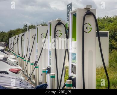 Wetherby, Regno Unito. 21 luglio 2023. Wetherby Services, autostrada A1, Yorkshire, Inghilterra, Regno Unito. Business, News, Energy GRIDSERVE High Power Electric Super Hub. Punti di ricarica per veicoli elettrici GRIDSERVE presso Wetherby Services, AM, Yorkshire, Inghilterra. Foto: phil wilkinson/Alamy Live News Foto Stock