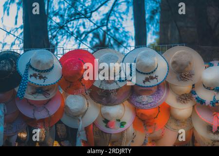 Gruppo di cappelli nel mercato in vendita ai turisti a cox bazar Foto Stock