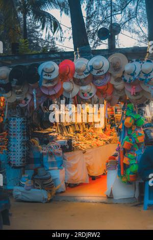Gruppo di cappelli nel mercato in vendita ai turisti a cox bazar Foto Stock