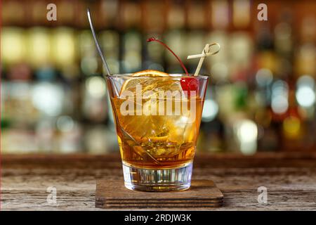 Elegante cocktail al bar. Bevi con il bourbon, spazio per il testo Foto Stock