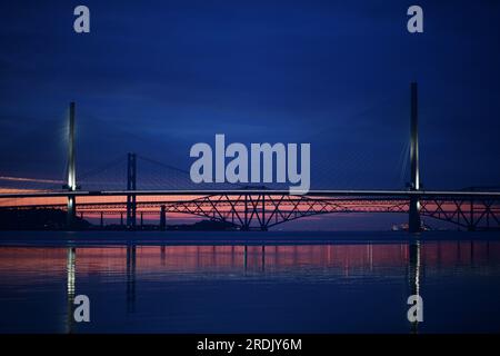 Edimburgo Scozia, Regno Unito 22 luglio 2023. METEO UK, Sunrise on the Firth of Forth. credit sst/alamy live news Foto Stock