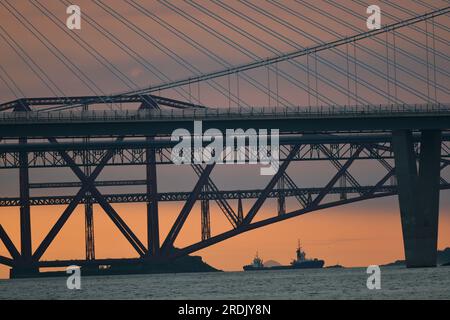 Edimburgo Scozia, Regno Unito 22 luglio 2023. METEO UK, Sunrise on the Firth of Forth. credit sst/alamy live news Foto Stock