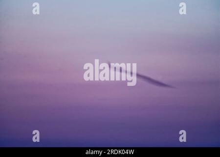 Lo Space Shuttle Atlantis attraversa il cielo prima dell'alba mentre scende per un atterraggio alla Shuttle Landing Facility al Kennedy Space Center giovedì 21 luglio 2011 a Cape Canaveral, Brevard County, Florida, USA. Atlantis ha atterrato alle 5:57 del mattino EDT, portando a termine sia la missione STS-135 che il programma spaziale della National Aeronautics and Space Administration di 30 anni fa. (Foto Apex MediaWire di Billy Suratt) Foto Stock