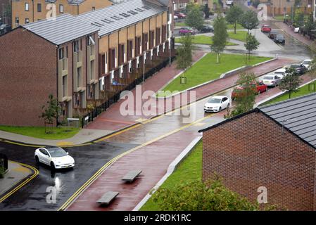 Manchester, Regno Unito. 22 luglio 2023. Vista dall'alto delle strade e delle automobili nel quartiere di Ardwick. Si prevede che la pioggia torrenziale a Manchester, Regno Unito, durerà tutto il giorno. Credito: Terry Waller/Alamy Live News Foto Stock