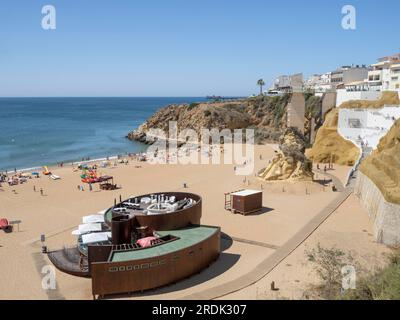 Ascensore e scalini sulla spiaggia di Albufeira Praia do Peneco Foto Stock