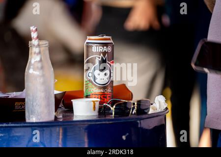 La birra "CAN of Bira Rise" è collocata in cima a un tavolo in un locale all'aperto che mostra questo famoso marchio indiano di birra artigianale Foto Stock